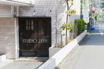 埼玉県上里町の築100年古民家から寄付された格子戸を入口の庇や扉に用いる
