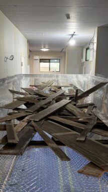 能登地震で壊れた民家の木片