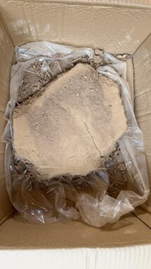 寄付された土壁を砕いて材料に
